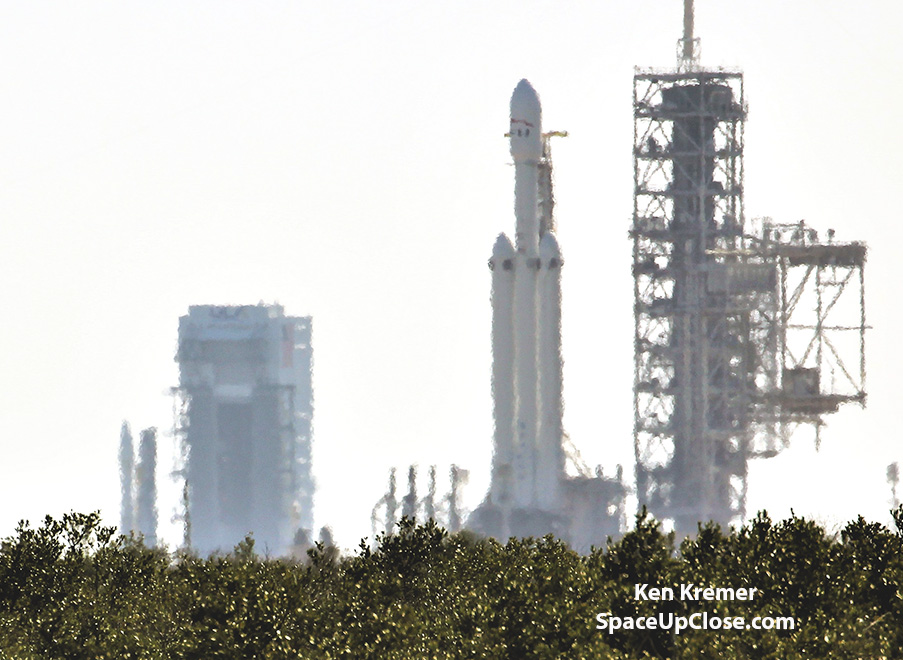 Atlas V and Falcon Heavy Rockets Simultaneously Stand Vertical Together 1st Time Ever at Florida Spaceport: Photo Gallery