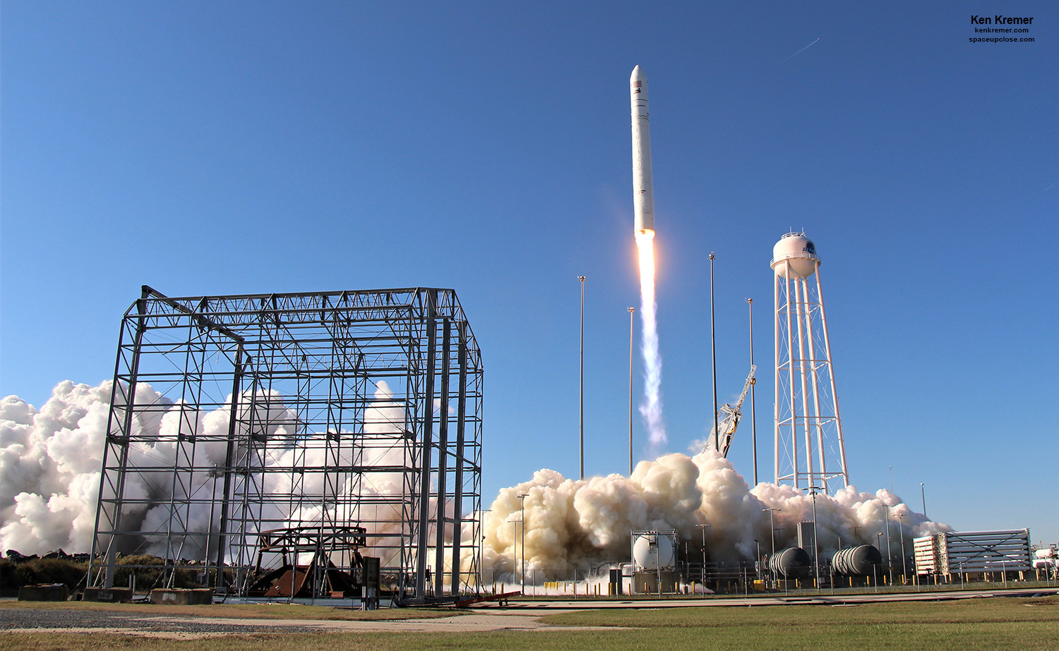 Gorgeous Liftoff for Antares Commercial Rocket and Cygnus Cargo Freighter Carrying Space Cookie Oven, Mice and EVA Tools to ISS: Photos