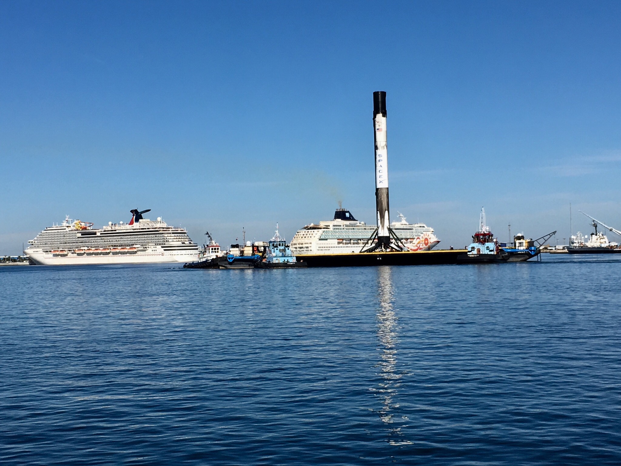 SpaceX 1st Stage Booster from Cargo Dragon Launch Sails into Port Canaveral: Photos