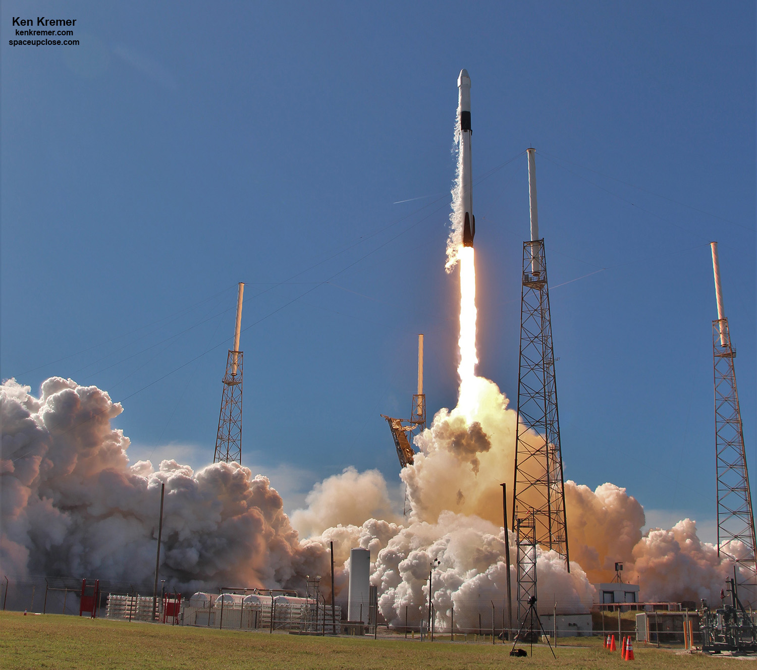 Lovely Lunchtime Liftoff for SpaceX Dragon with NASA Science, Cargo Bound for International Space Station: Photos