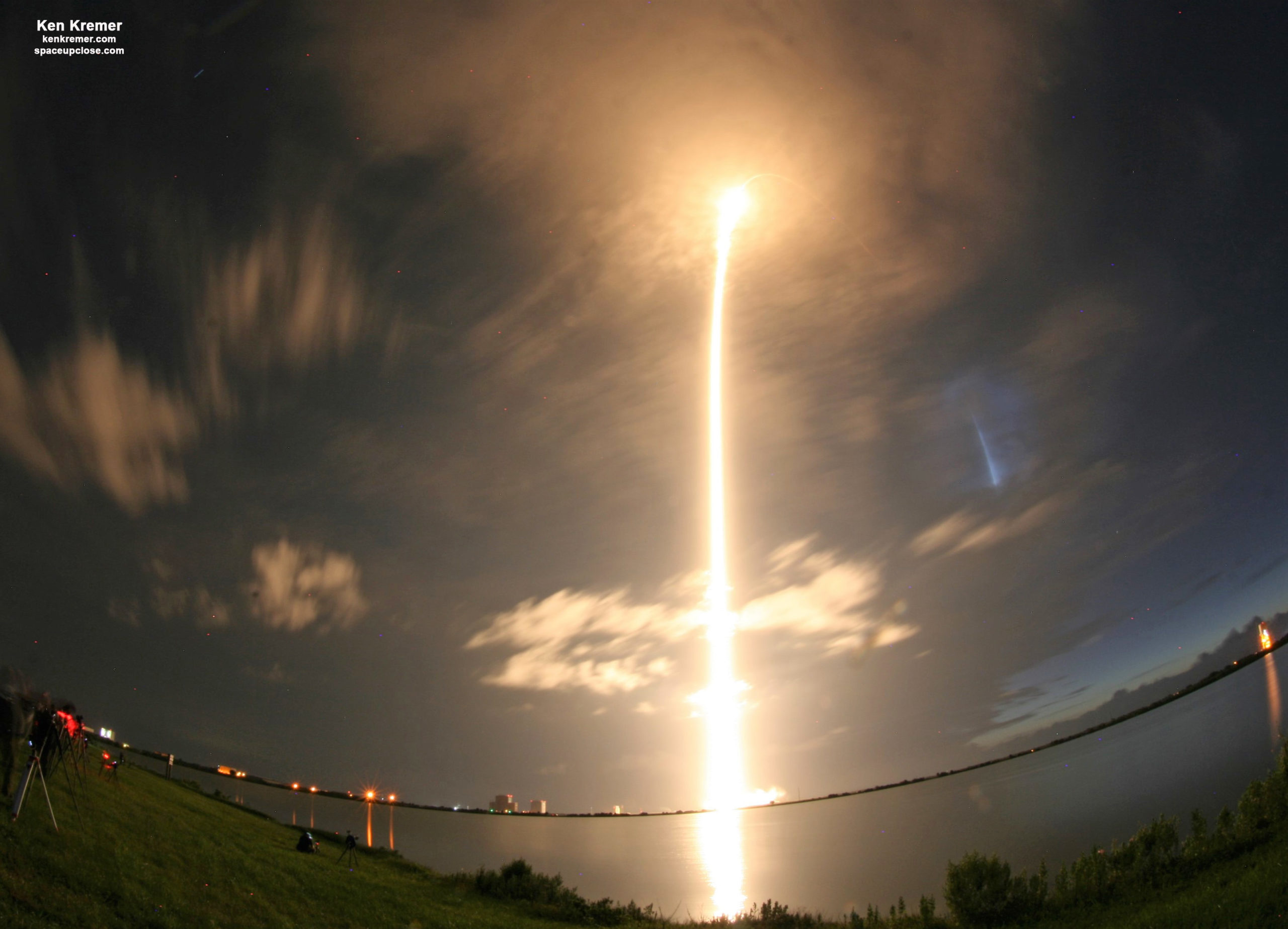 Recycled SpaceX Falcon 9 Streaks Spectacularly to Orbit Predawn with Starlink comsats and Planet SkySats: Photos