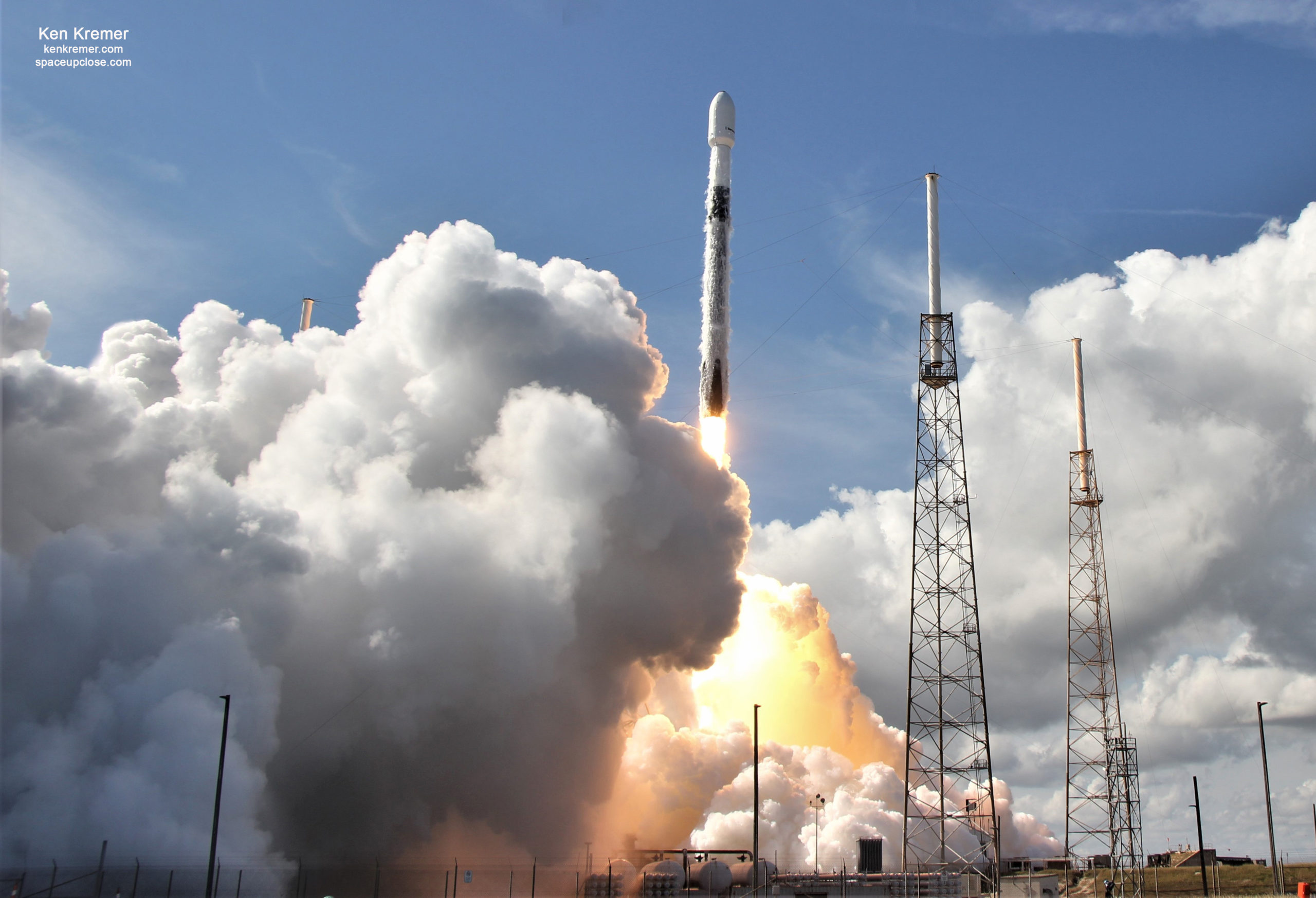 SiriusXM SXM-7 Digital Radio Satellite Soars to Orbit on SpaceX Falcon 9: Photos