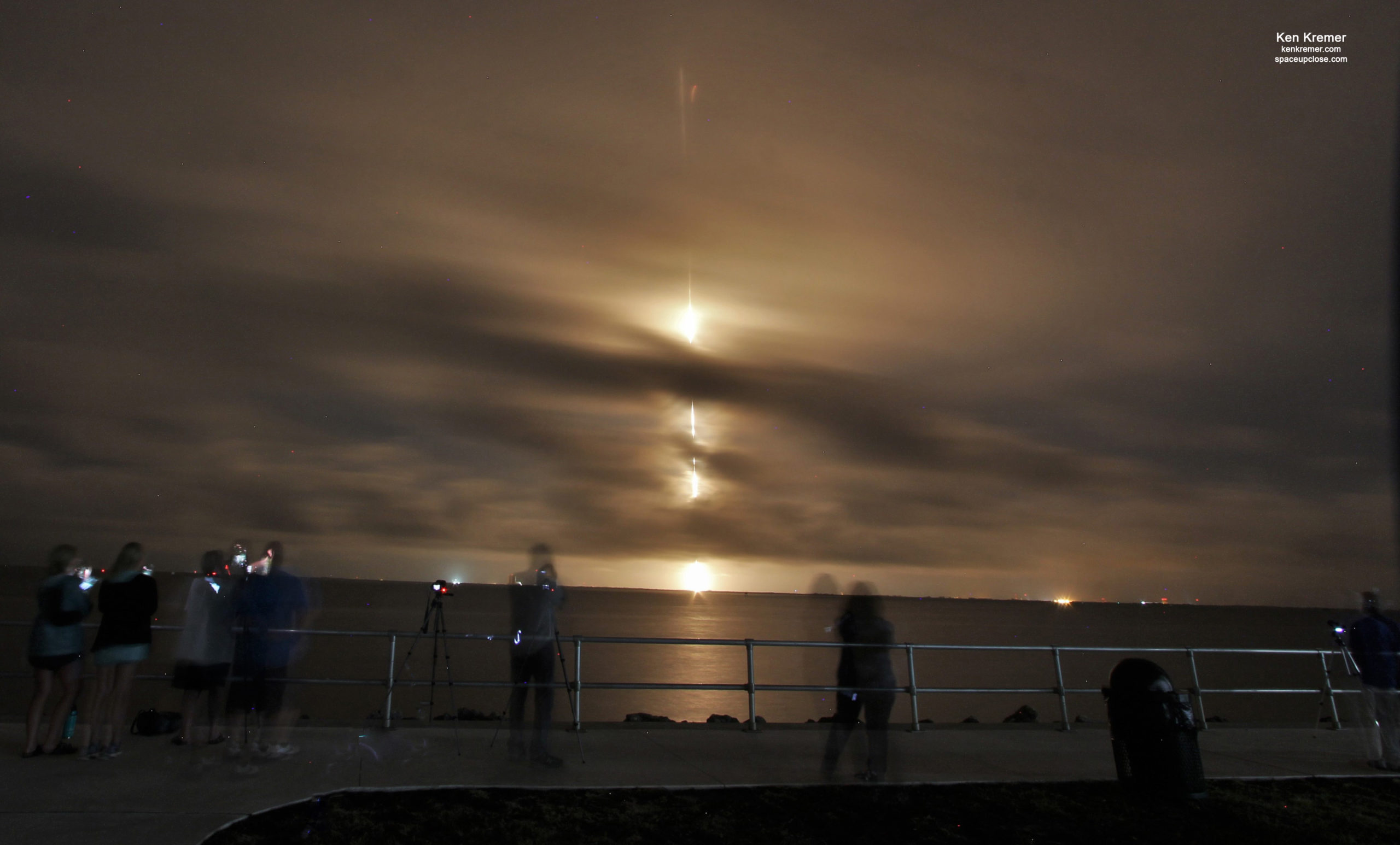 Midnight Sunday Streak Hurls SiriusXM SXM-8 Digital Radio Satellite to Orbit on SpaceX Falcon 9: Photos