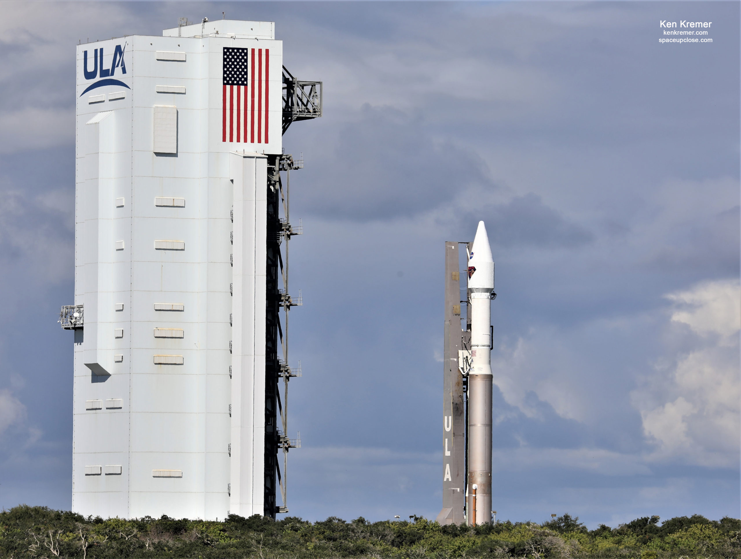 NASA Lucy Asteroid Mission Rolls out to Pad for Oct. 16 Launch on ULA Atlas V: Photos