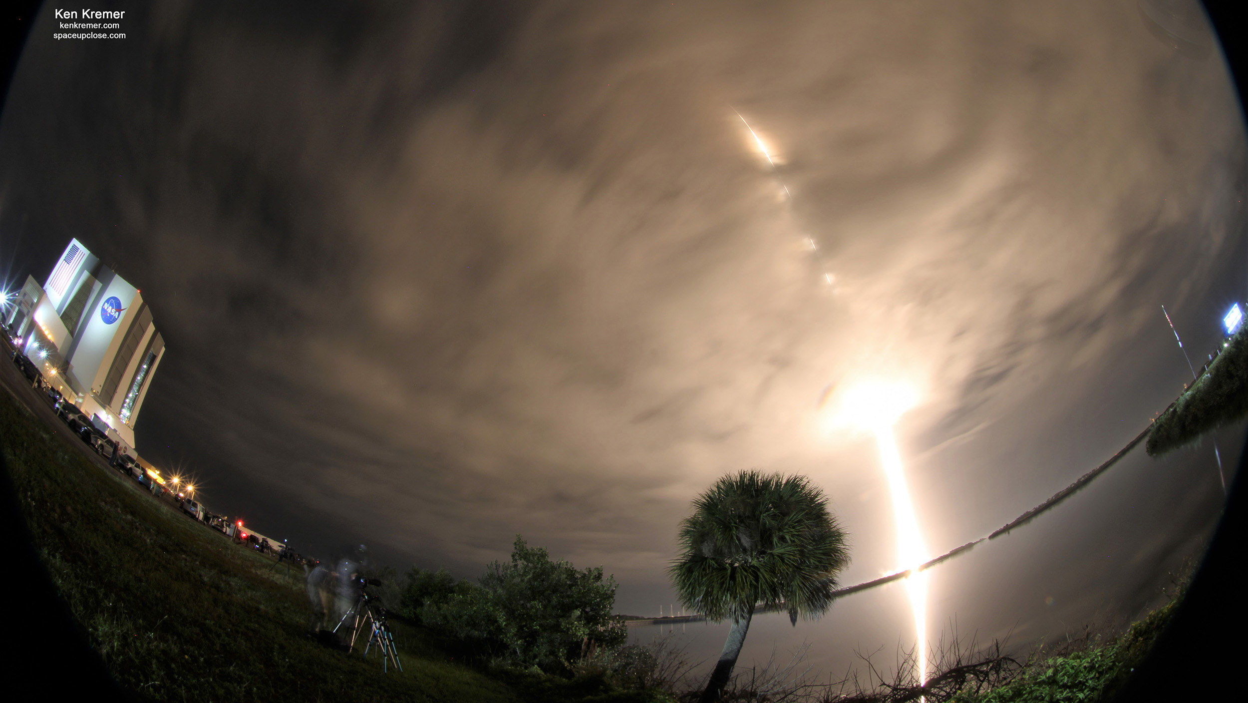 Multinational US and German Astronaut Crew Streaks to Orbit on Spectacular Night Launch to ISS: Photos