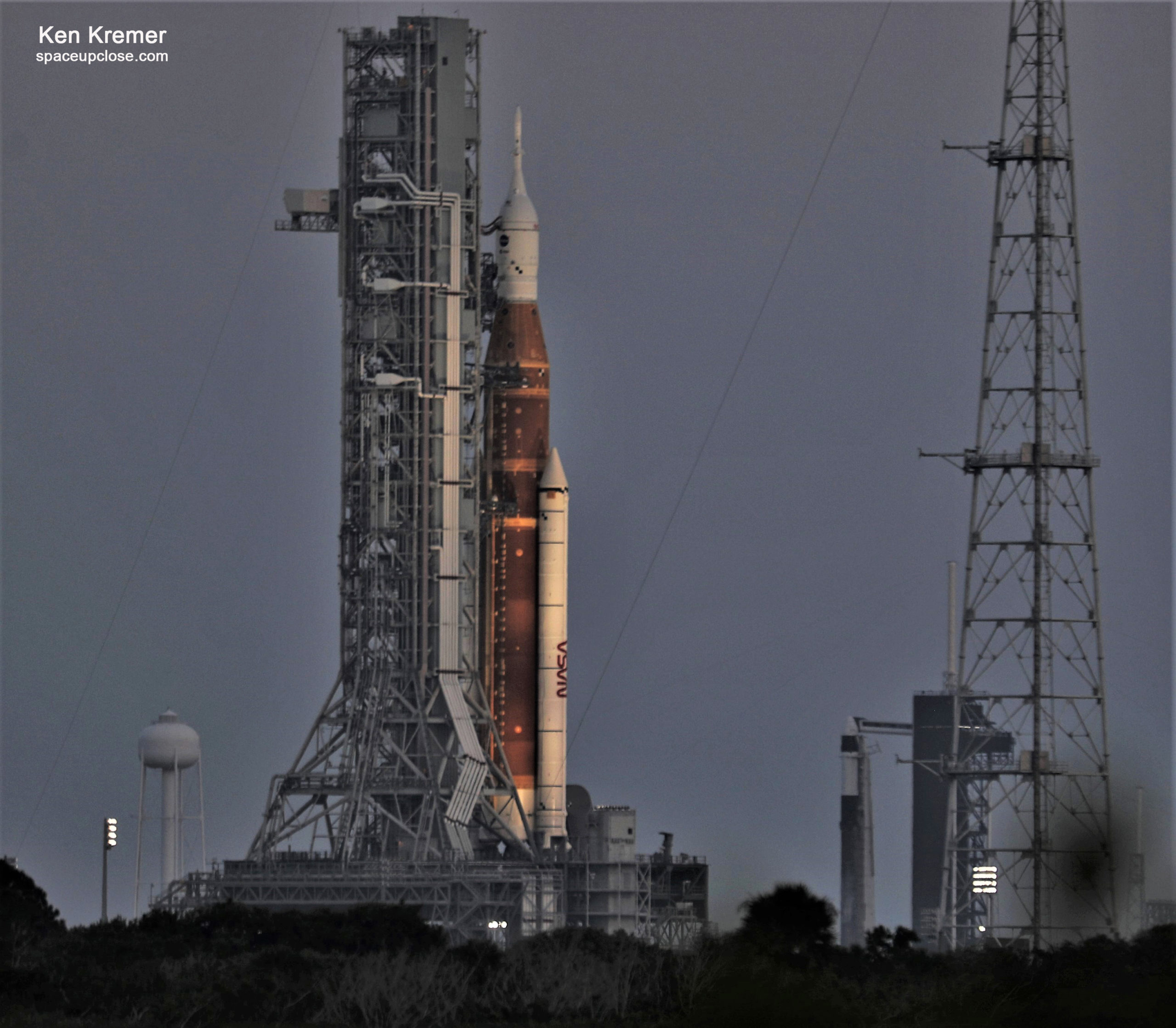 Artemis 1 Moon Rocket and SpaceX Axiom 1 Simultaneously Vertical at KSC Launch Complex 39 after WDR Scrub: Photos