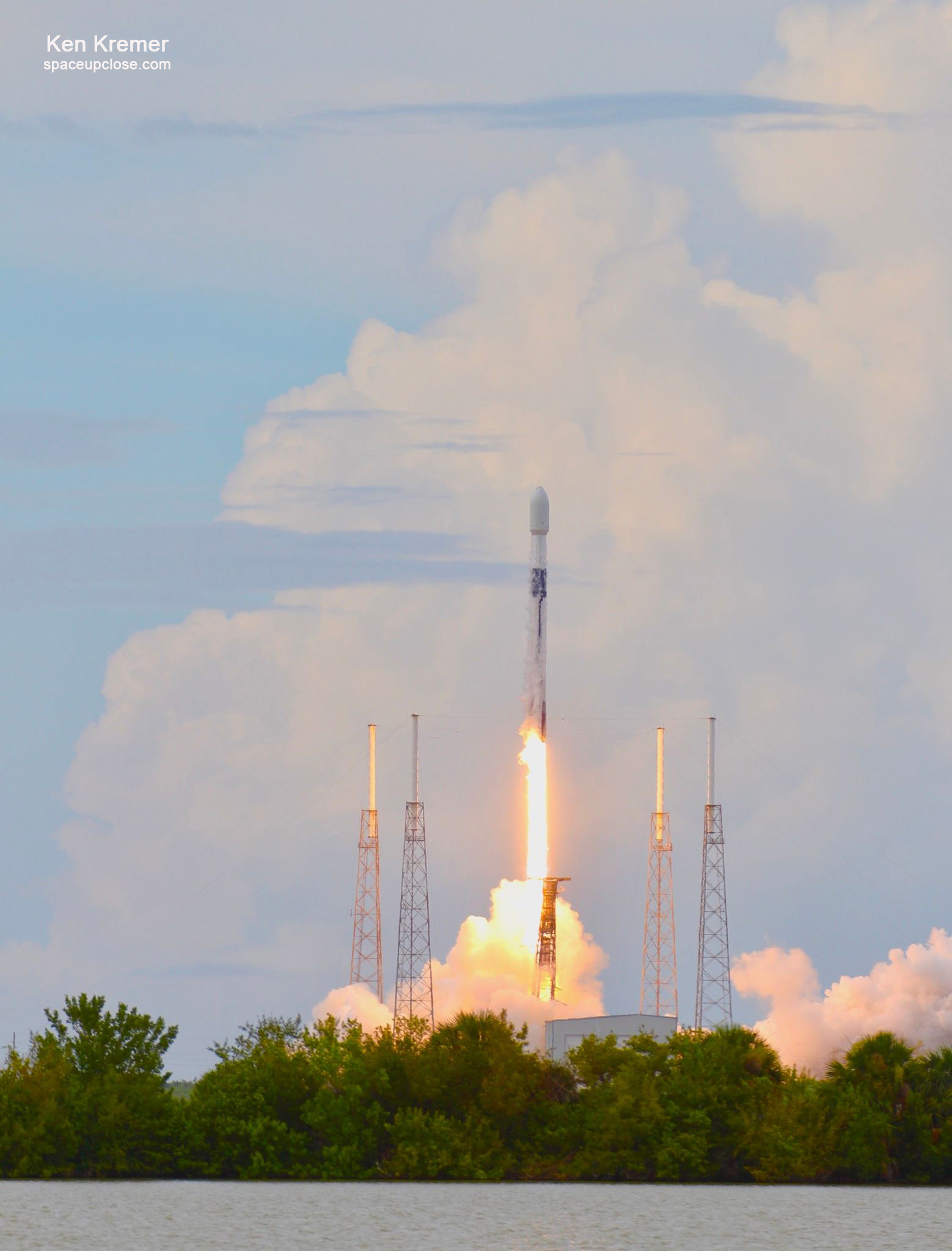 SpaceX Launches SES C-Band Telecom Satellite for American Homes on SpaceX Falcon 9: Photos