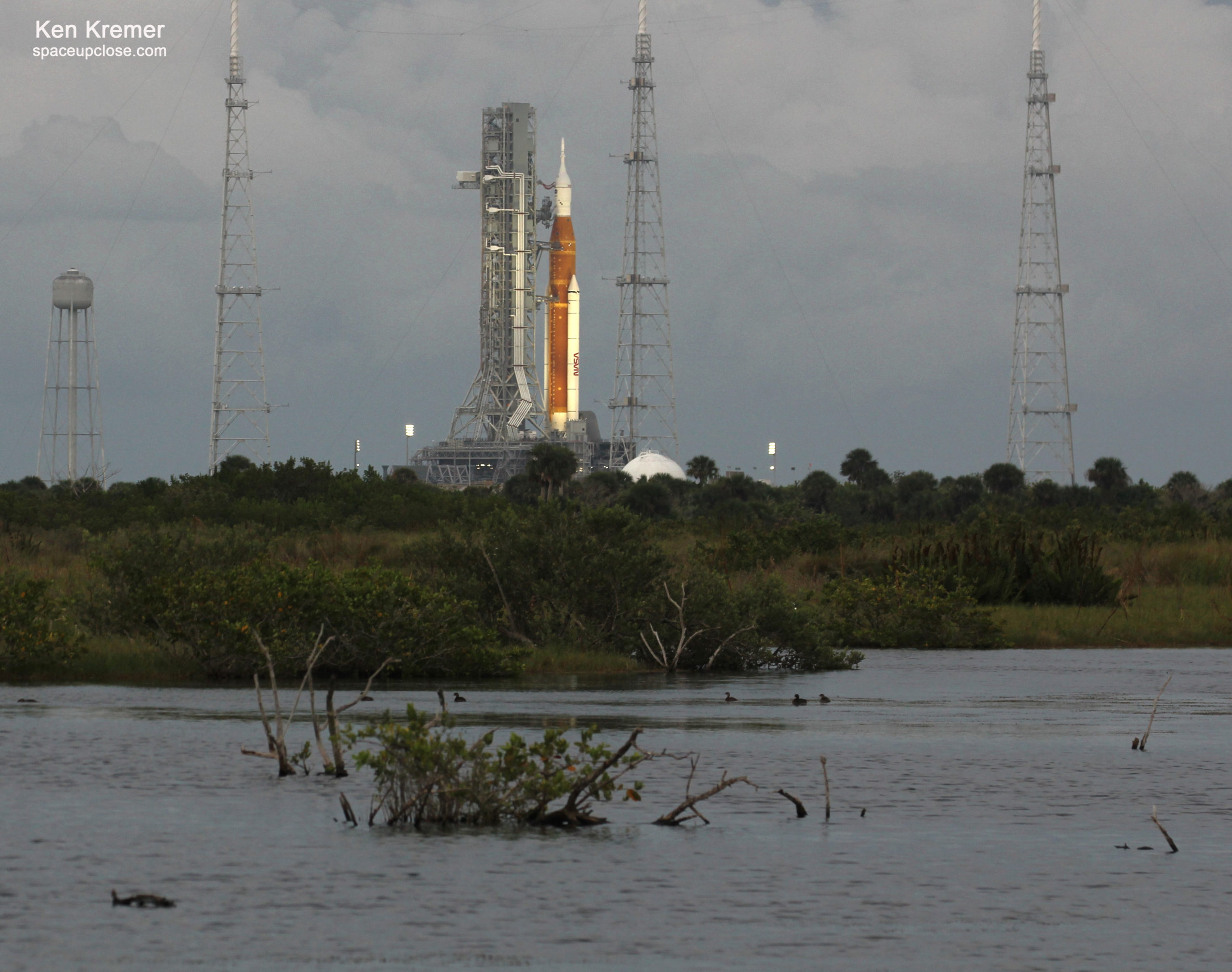 Last Look at Artemis 1 atop Launch Complex 39B Before Rollback to VAB Shelter for Hurricane Ian: Photos