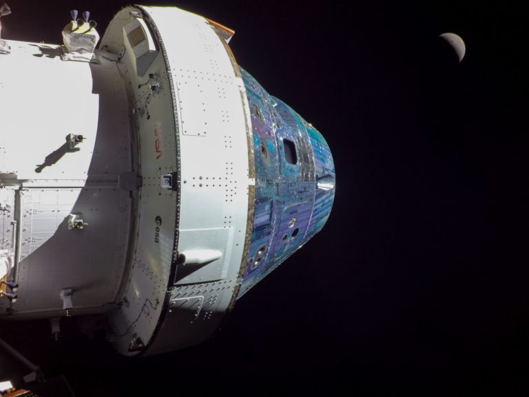 Orion Enters Distant Retrograde Orbit Around Moon with Critical Engine