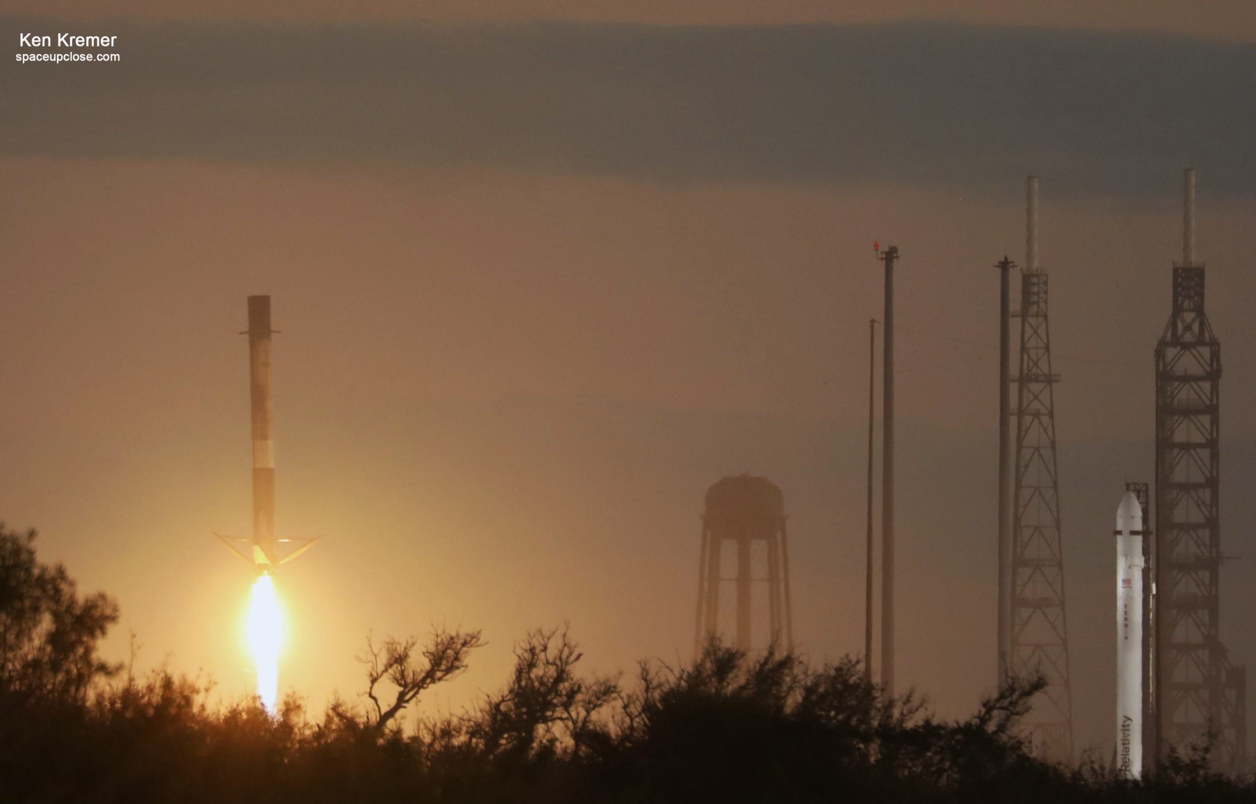 Stunning Sunset Launch and Cape Landing on 1st SpaceX Mission for OneWeb Connectivity Competitor: Photos