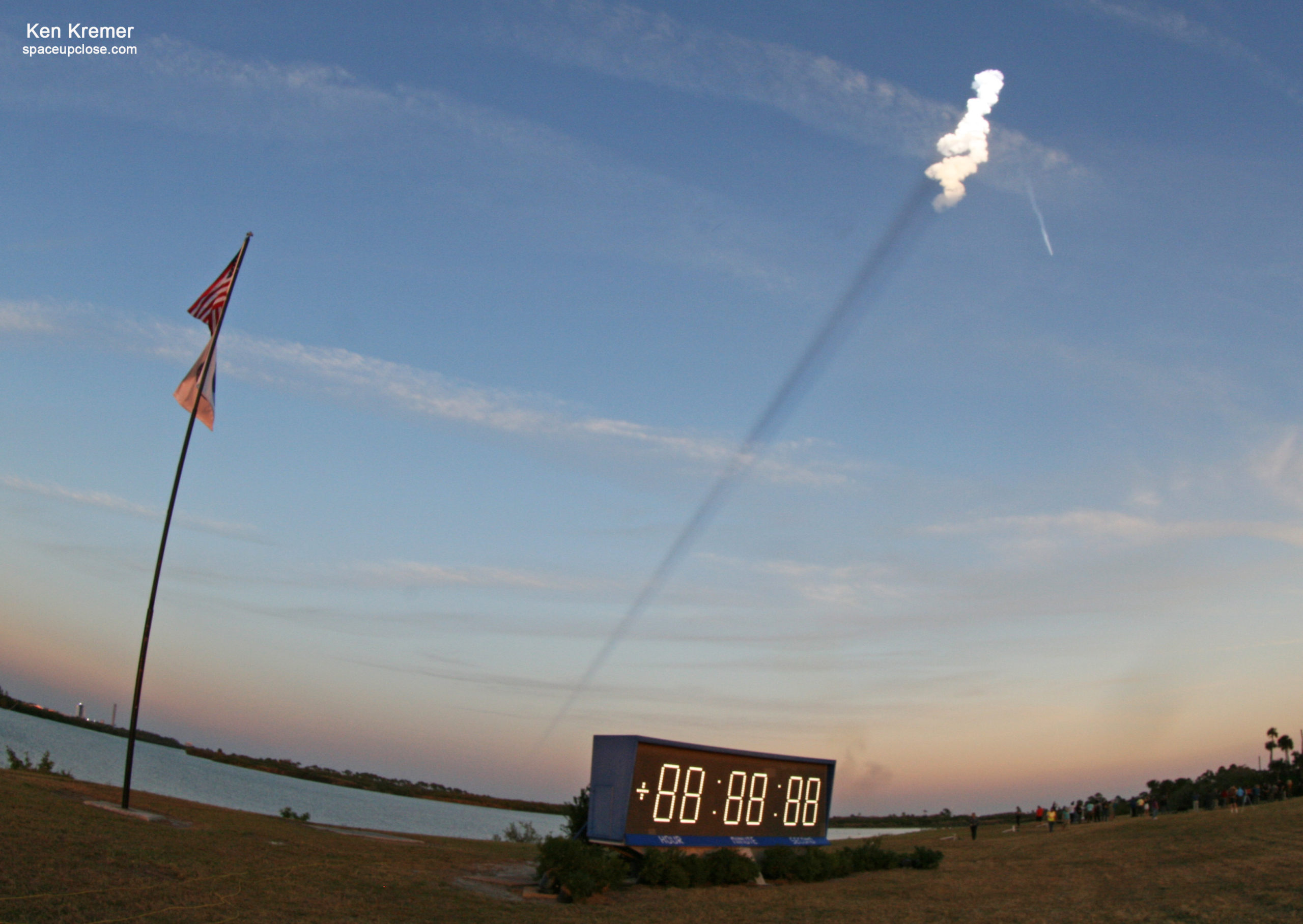 Splendid Sunset Liftoff for 1st SpaceX Upgraded Starlink Internet Satellites: Photos