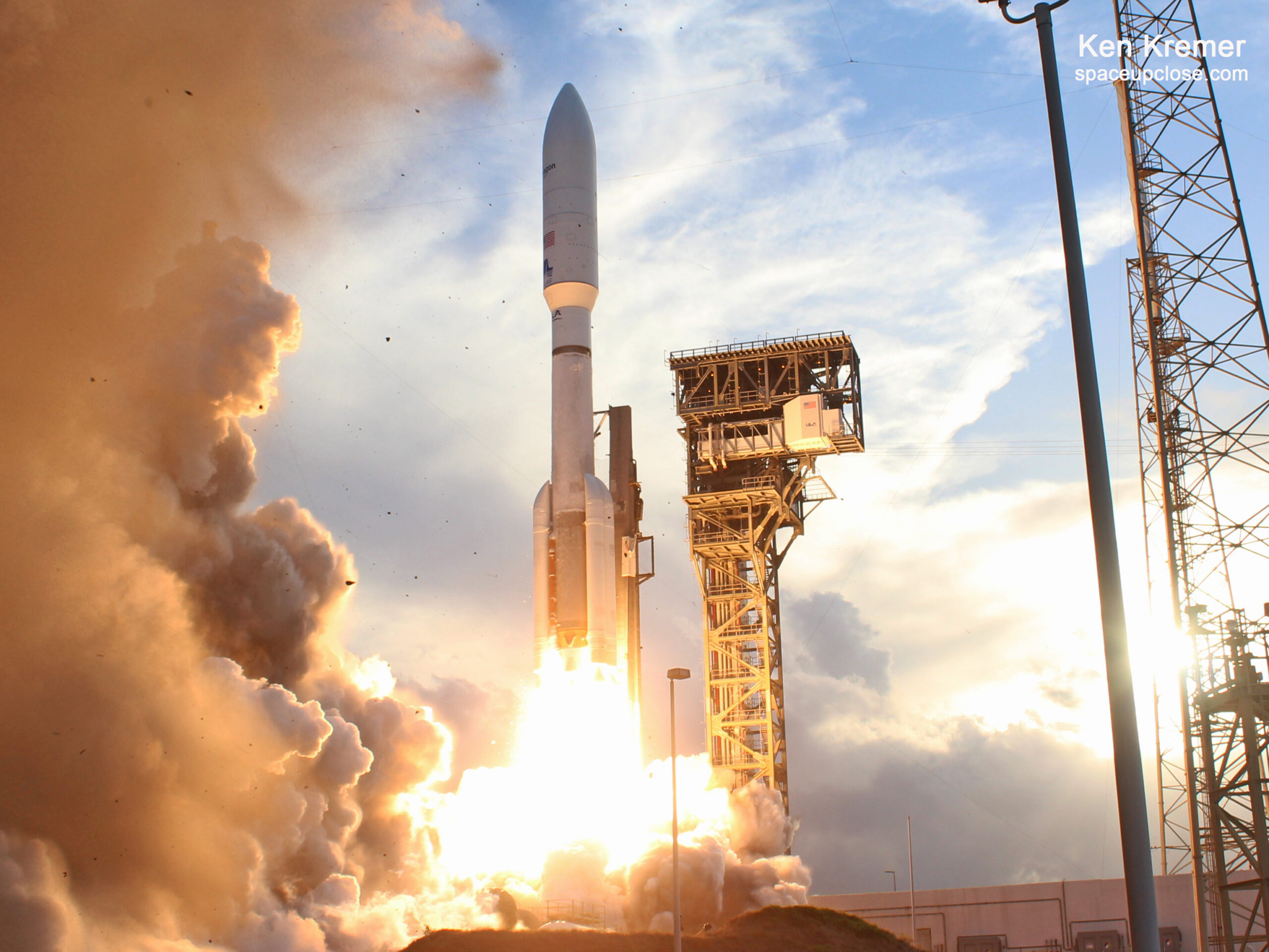 Most Powerful ULA Atlas V Rocket Thunders to Orbit Carrying 1st Amazon Kuiper Constellation Comsats: Photos