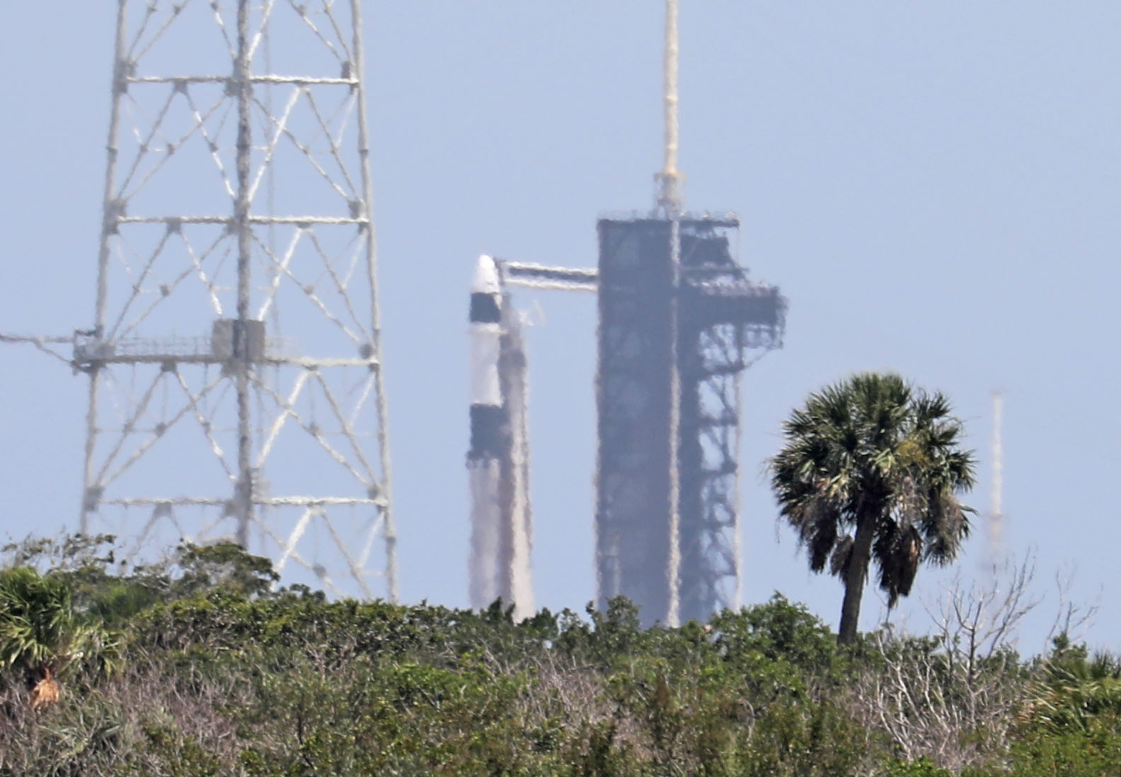 SpaceX Falcon 9 Goes Vertical for Axiom-4 Commercial Astronaut Mission to ISS: Photos